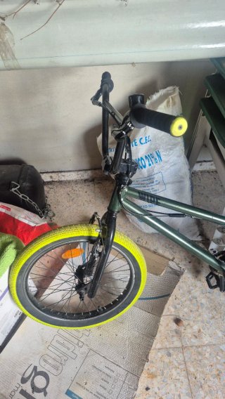 Bicicleta BMX verde para niño semi nueva