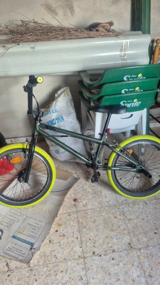 Bicicleta BMX verde para niño semi nueva