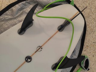 Tabla de surf con funda y leash