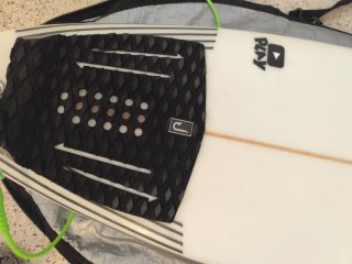 Tabla de surf con funda y leash