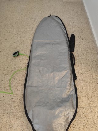 Tabla de surf con funda y leash