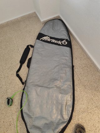 Tabla de surf con funda y leash