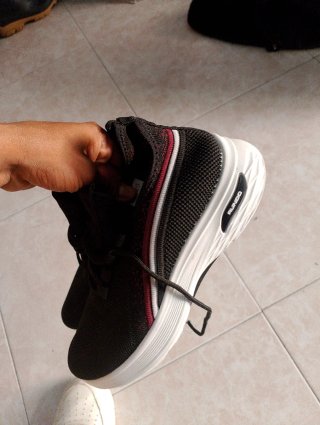 Zapatillas deportivas negras y blancas