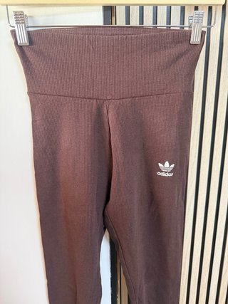 Pantalón deportivo Adidas marrón acanalado