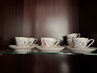Juego de 6 tazas de porcelana con platillos