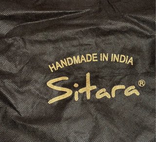 Bolso de mano con cadena y adorno