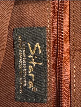 Bolso de mano con cadena y adorno