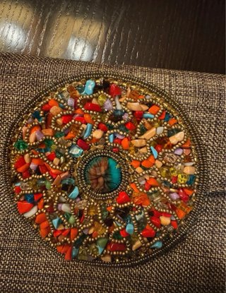 Bolso de mano con cadena y adorno