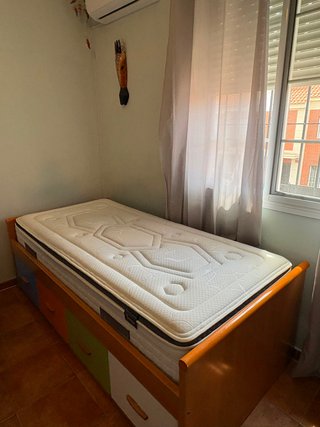 Cama 90 con colchón, estantería y cómoda