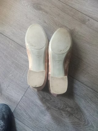 Zapatos tacón bajo dorado, malva y beige de piel
