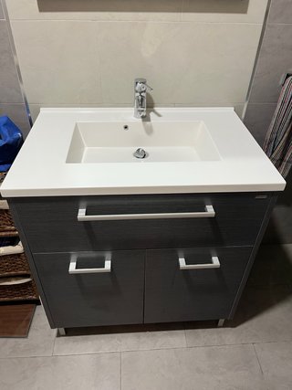 Mueble de baño con lavabo y grifo