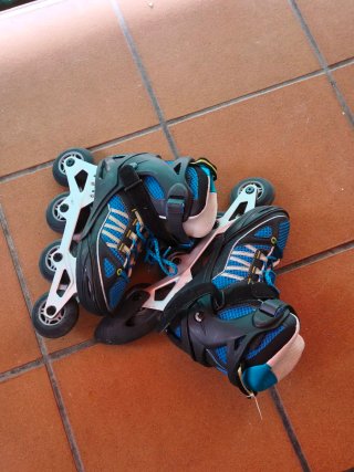 Patines en línea azules y negros