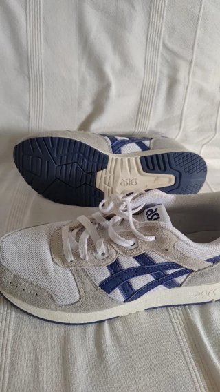 Zapatillas Asics casuales azul y blanco