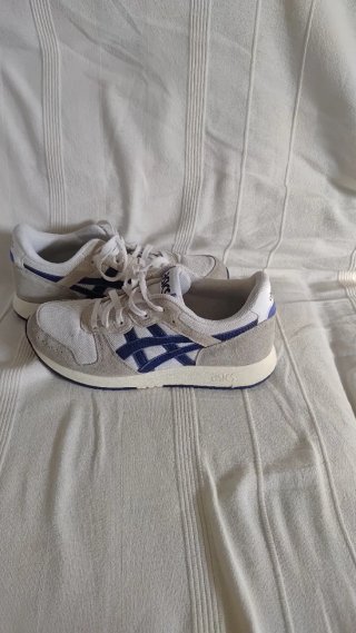 Zapatillas Asics casuales azul y blanco