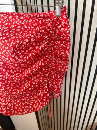 Falda corta floral roja con fruncido