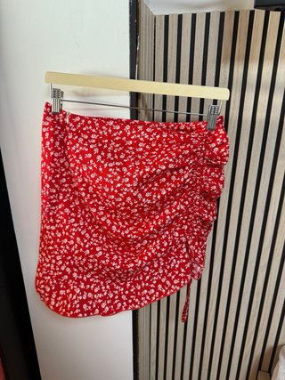 Falda corta floral roja con fruncido