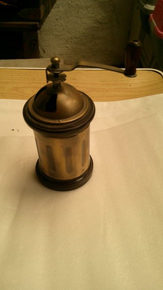 Molinillo de café antiguo de latón