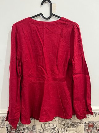 Camisa roja con botones
