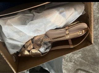 Zapatos de tacón dorados metalizados