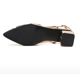 Zapatos de tacón dorados metalizados