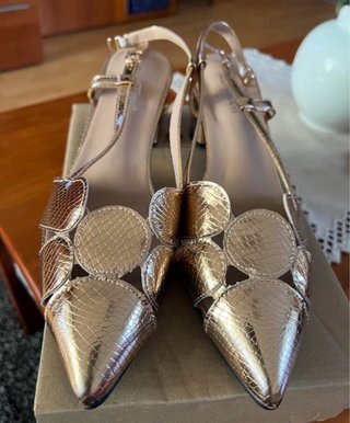 Zapatos de tacón dorados metalizados