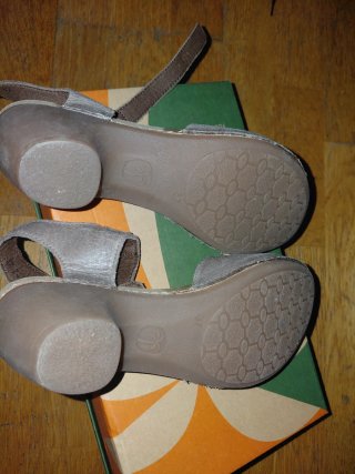 Sandalias de piel Jungla tacón bajo beige