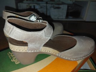 Sandalias de piel Jungla tacón bajo beige