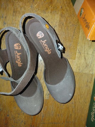 Sandalias de piel Jungla tacón bajo beige
