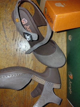 Sandalias de piel Jungla tacón bajo beige