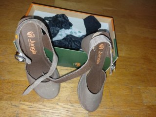 Sandalias de piel Jungla tacón bajo beige