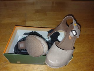 Sandalias de piel Jungla tacón bajo beige