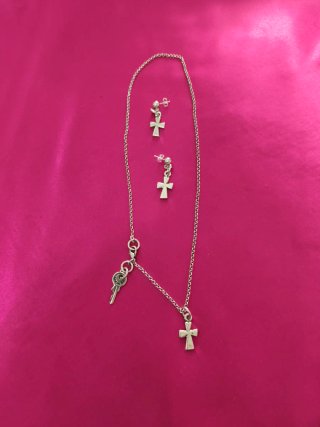 Collar y pendientes cruz y llave