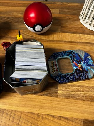 Pokemon TCG Tins y Figuras
