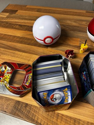 Pokemon TCG Tins y Figuras
