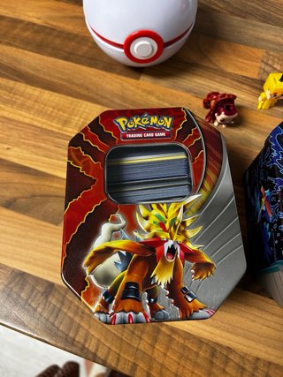 Pokemon TCG Tins y Figuras