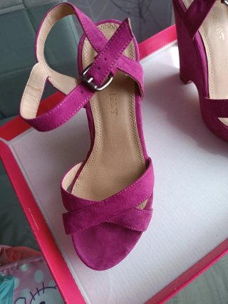 Sandalias de cuña fucsia
