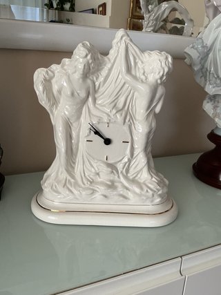 Figura de porcelana con reloj