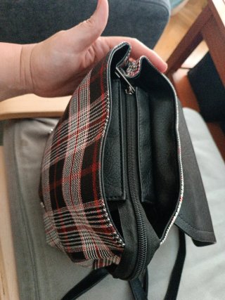 Bolso mochila cuadros negro y rojo