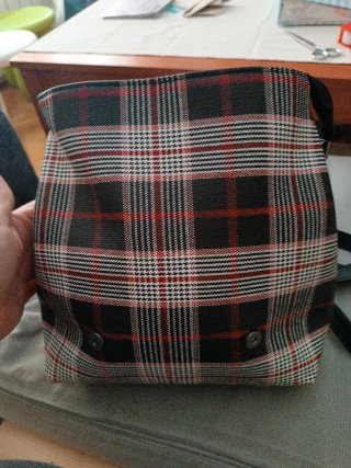 Bolso mochila cuadros negro y rojo