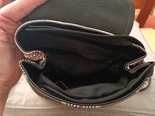 Bolso mochila cuadros negro y rojo