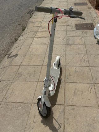Patinete eléctrico blanco