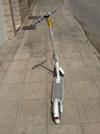 Patinete eléctrico blanco