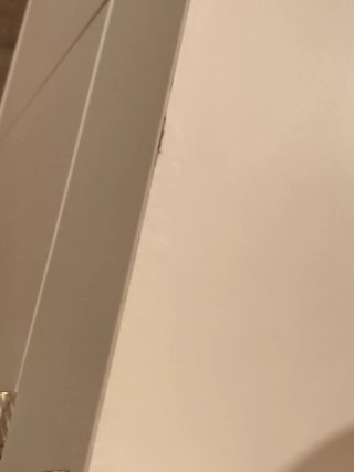Mueble aparador Vihals blanco con tiradores dorado