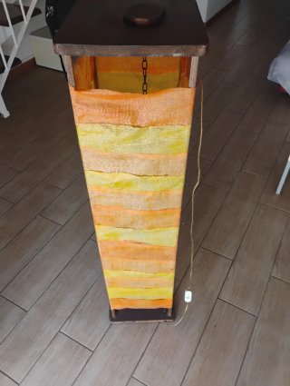 Lampada in tessuto e legno