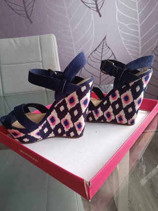 Sandalias de cuña azul y multicolor