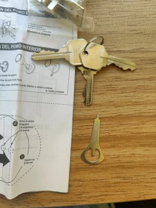 Pomo y picaporte tubular dorado