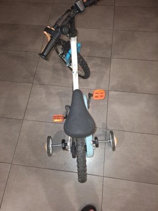 Bicicleta infantil con ruedines
