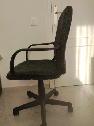 Silla de oficina giratoria gris