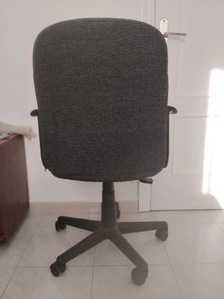 Silla de oficina giratoria gris