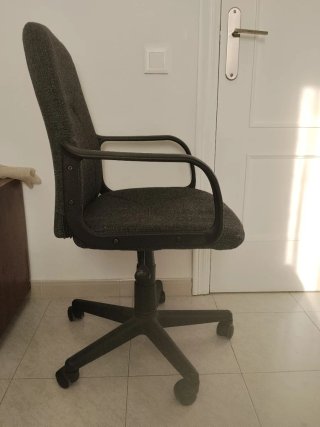 Silla de oficina giratoria gris